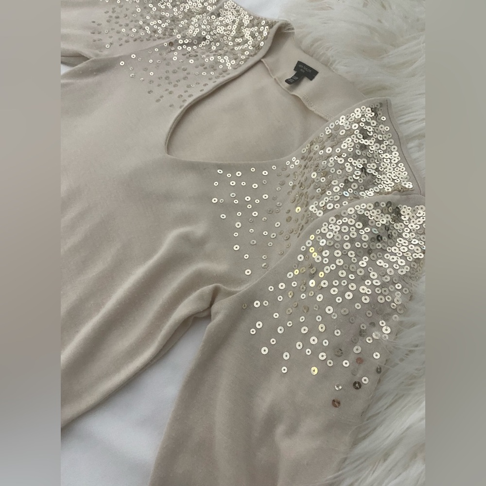 Women’s beige top with sequence